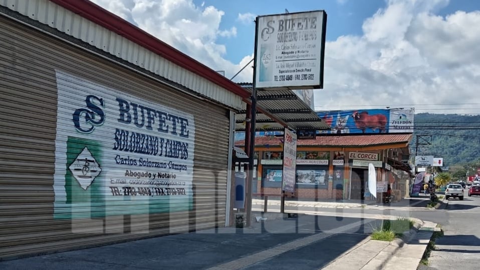 Carlos Manuel Solórzano Campos, detenido con fines de extradición este jueves 26 de marzo, tenía un bufete de abogado en Ciudad Neily. El rótulo incluye el nombre del penalista José Miguel Villalobos.