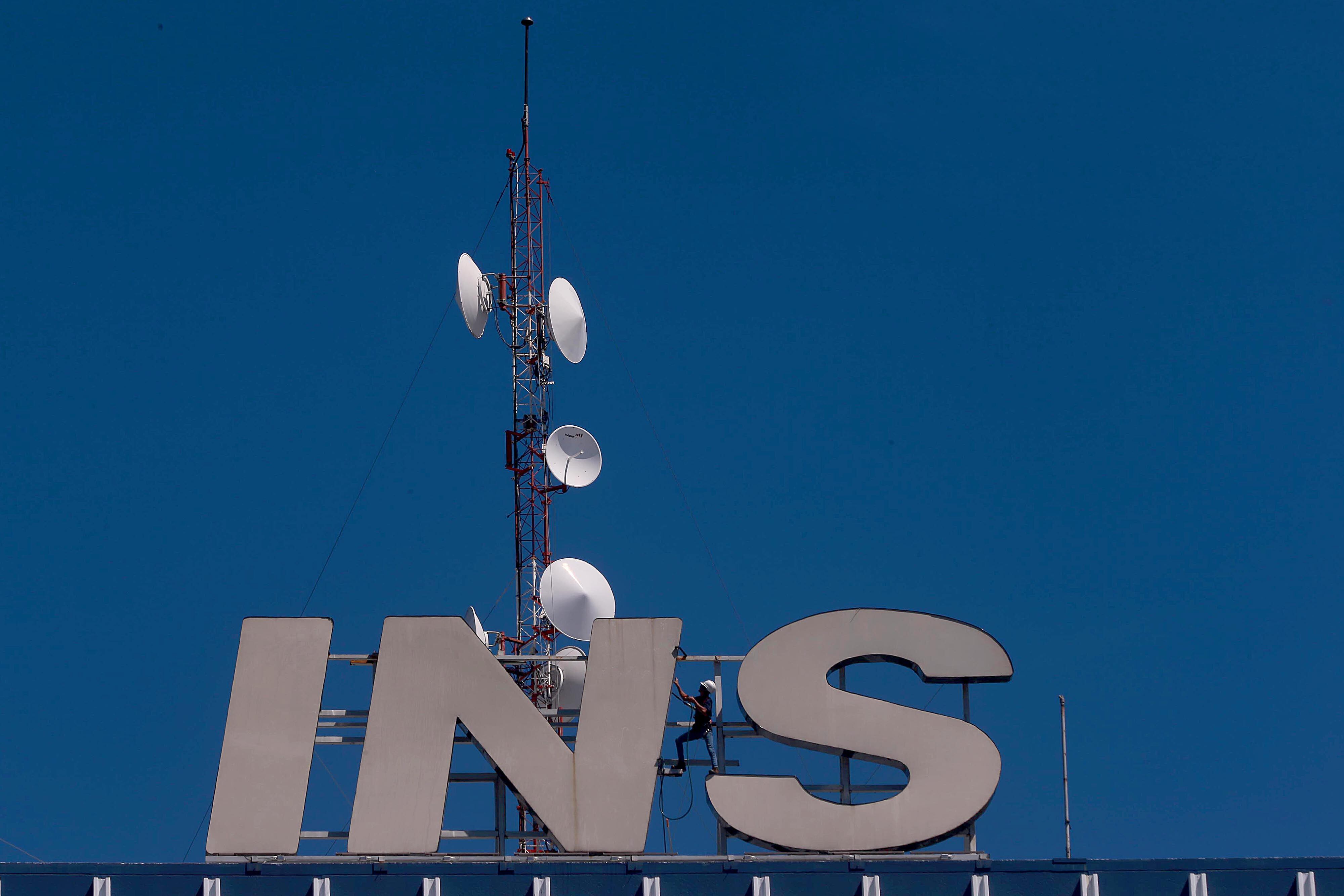 12/02/2024 San José. Desde lo más alto del edificio central del Instituto Nacional de Seguros (INS), un trabajador, en labores de mantenimiento, lavaba y limpiaba las características letras del logotipo.