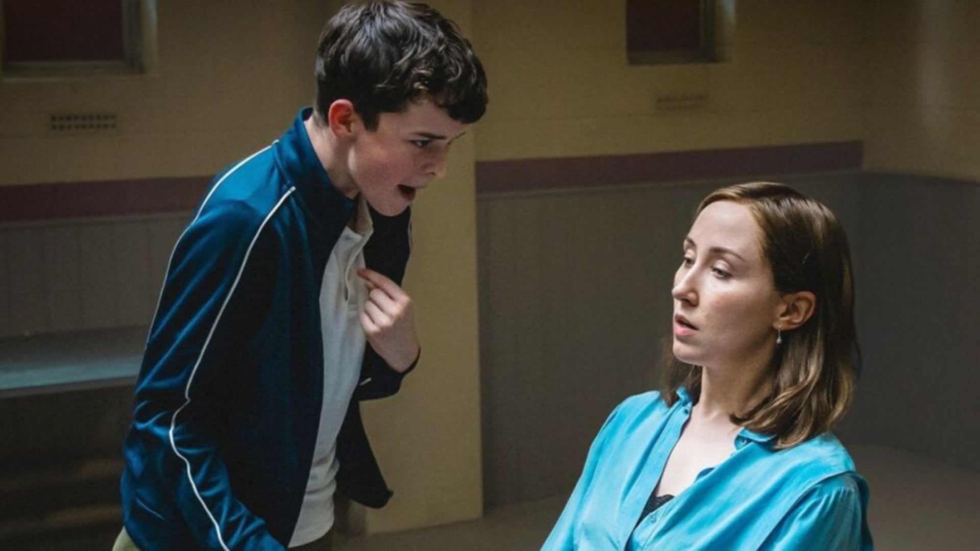 En un momento tenso de la serie británica Adolescencia, Jamie, acusado de asesinato, enfrenta a su terapeuta mientras lidia con las emociones propias del encierro y la presión social.