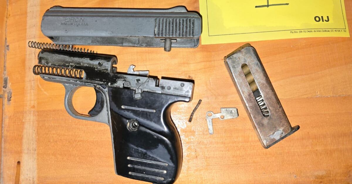 Arma de fuego incautada durante allanamientos que llevaron a la detención de los sospechosos de asesinar a un joven de 18 años en Cartago.