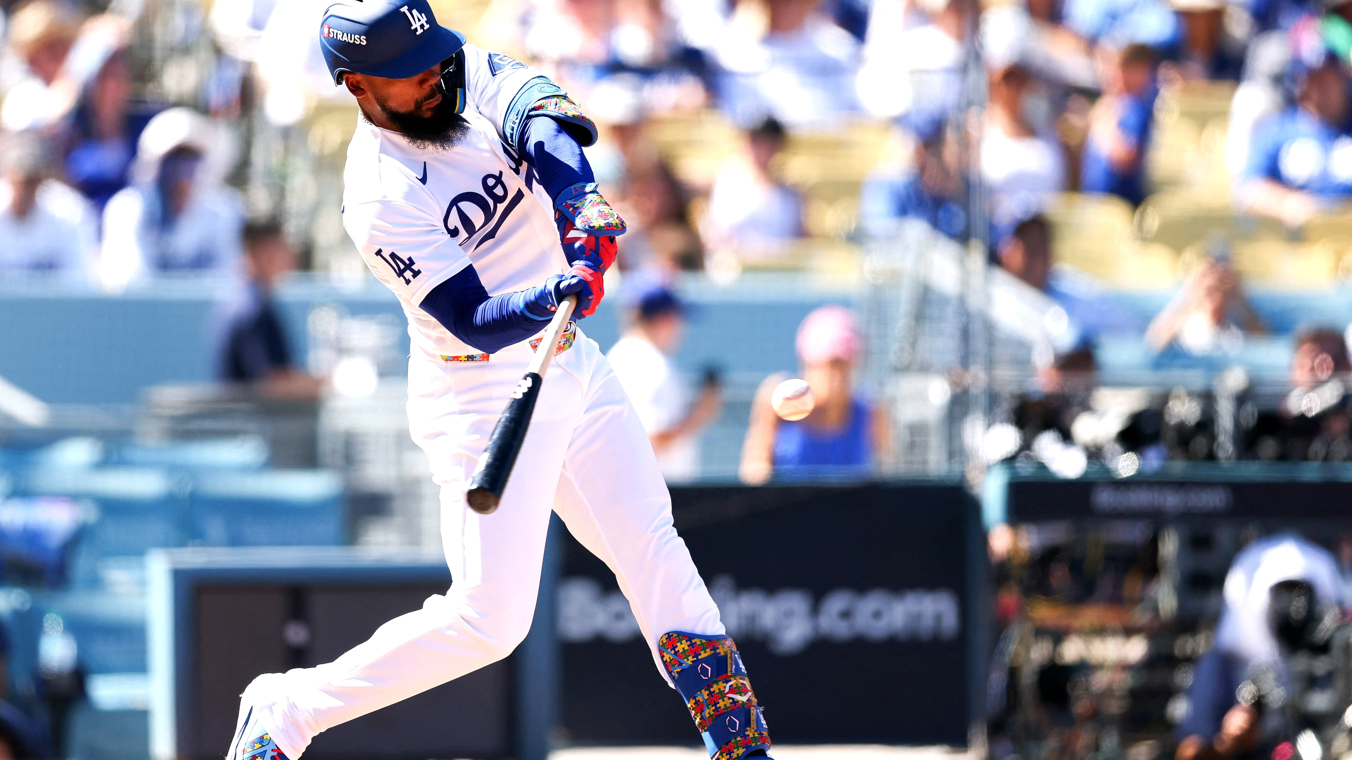 Teoscar Hernandez, numero 37 de los Dodgers de Los Angeles, conecta un jonrón de dos carreras durante la cuarta entrada ante los Bravos de Atlanta, en el primer juego de la Serie Divisional de la Liga Nacional, en el Dodger Stadium.