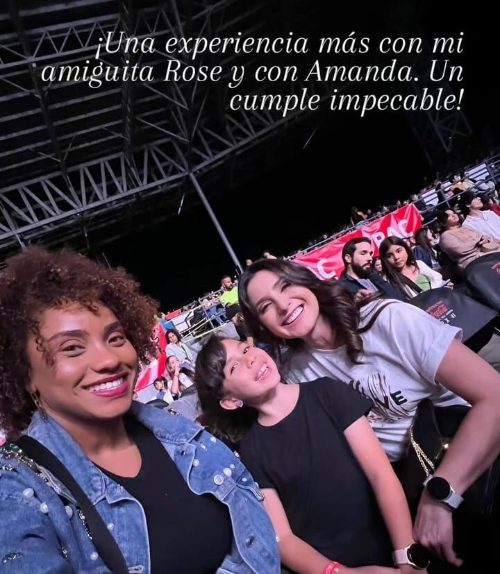 Natalia Monge con su hija Amanda y una amiga.