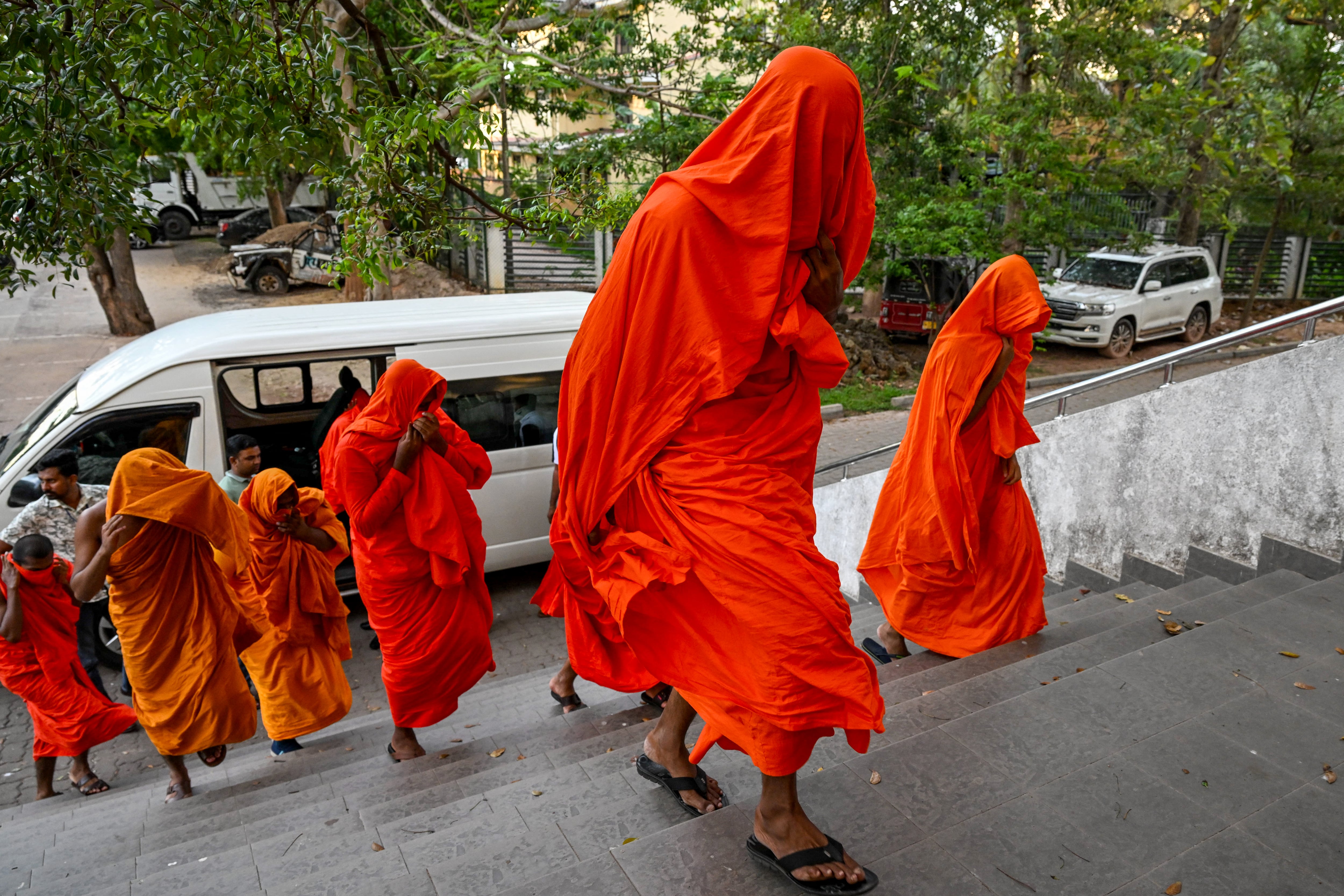 Monjes de Sri Lanka llegan para comparecer ante un tribunal tras su detención en Negombo el 26 de abril de 2026. Veintidós monjes de Sri Lanka que regresaban de Tailandia fueron detenidos el 26 de abril en el principal aeropuerto internacional con 110 kilogramos (242 libras) de cannabis de alta potencia, según informaron las autoridades.