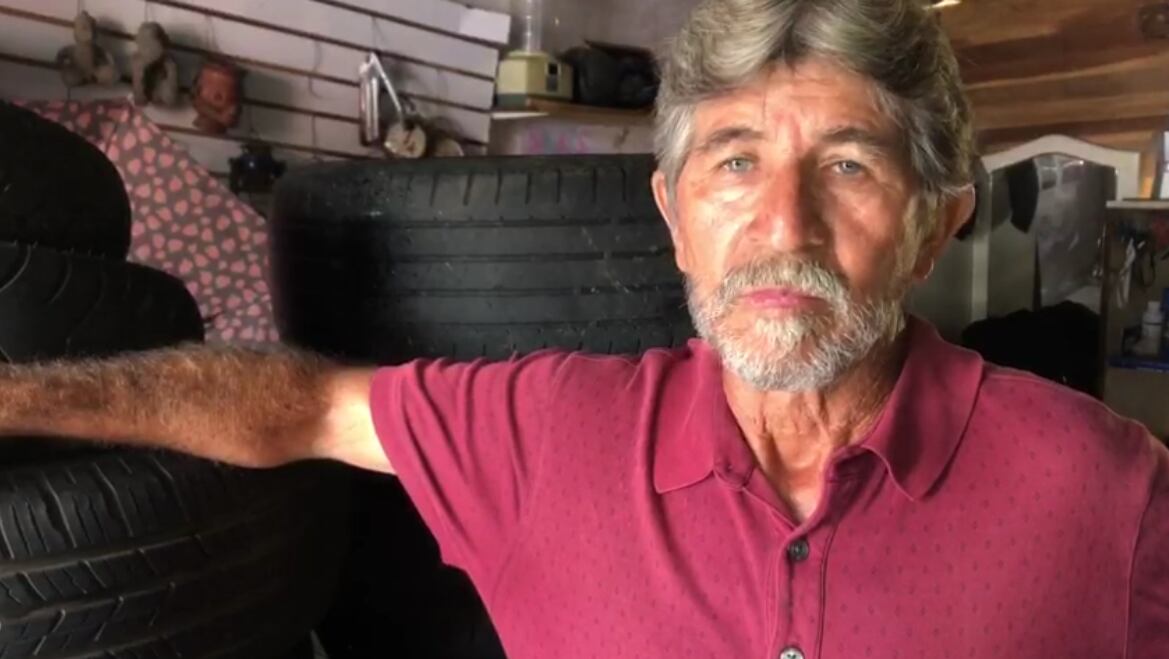 Jesús Salguero se ha dedicado casi toda su vida a reparar llantas. Ahora debe buscar otro sitio, pues la casa donde trabajaba fue la que se llevó el río Turrialba este sábado. Foto: Cortesía Josué Hernández.