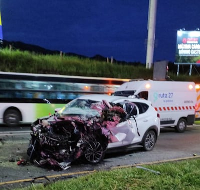 El conductor del vehículo liviano que fue trasladado en condición verde al Hospital del Trauma.