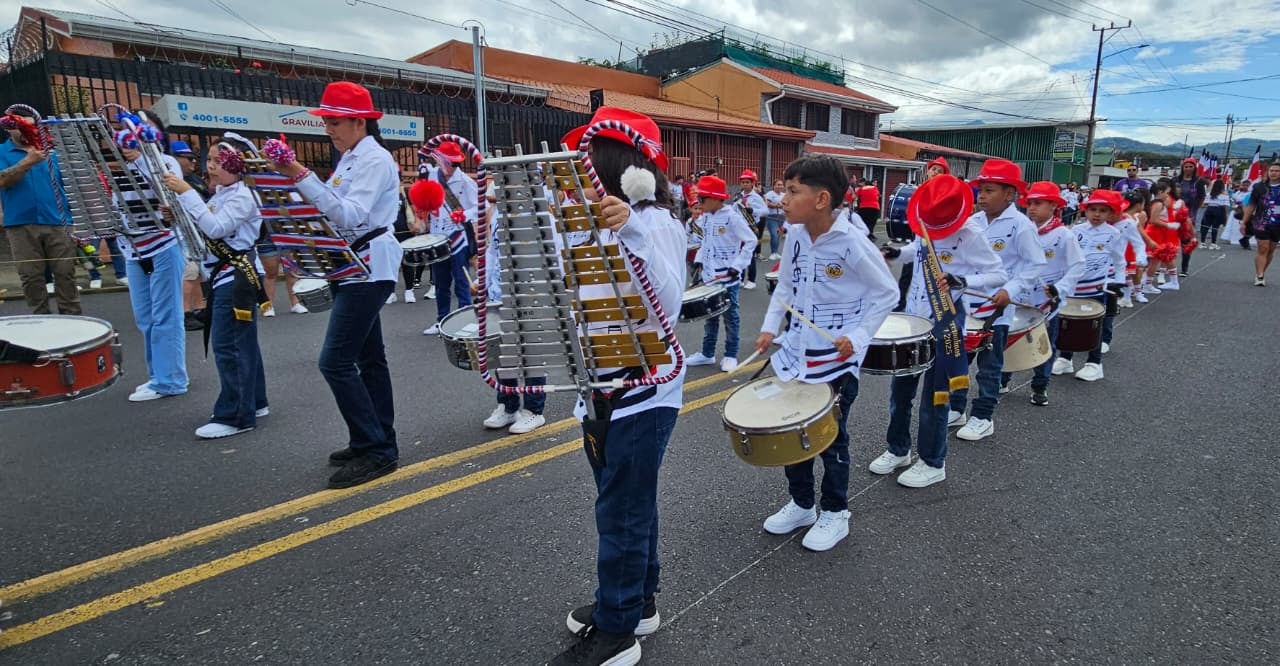 Varias escuelas y colegios adornaron este lunes 15 de setiembre las calles en Desamparados en celebración del Día de la Independencia de Costa Rica.