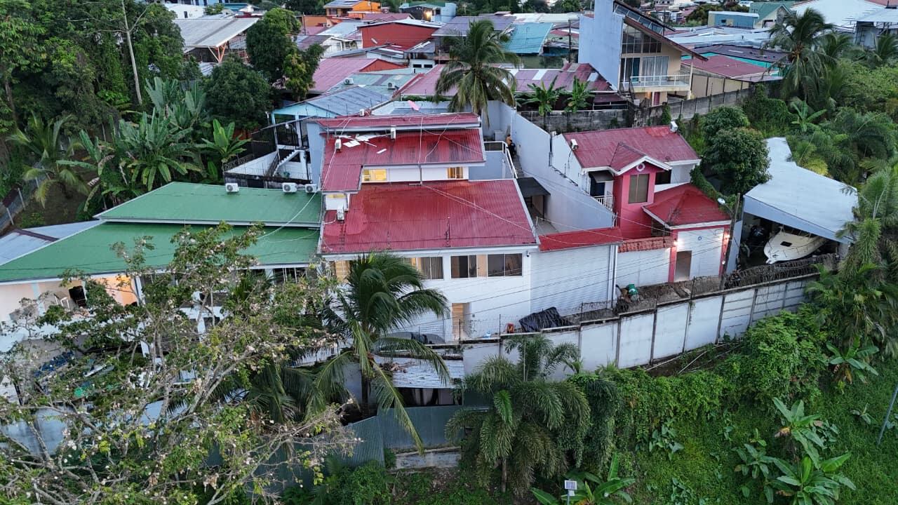 En un complejo de apartamentos en Limón fue decomisado un bote que ahora está en custodia del ICD.