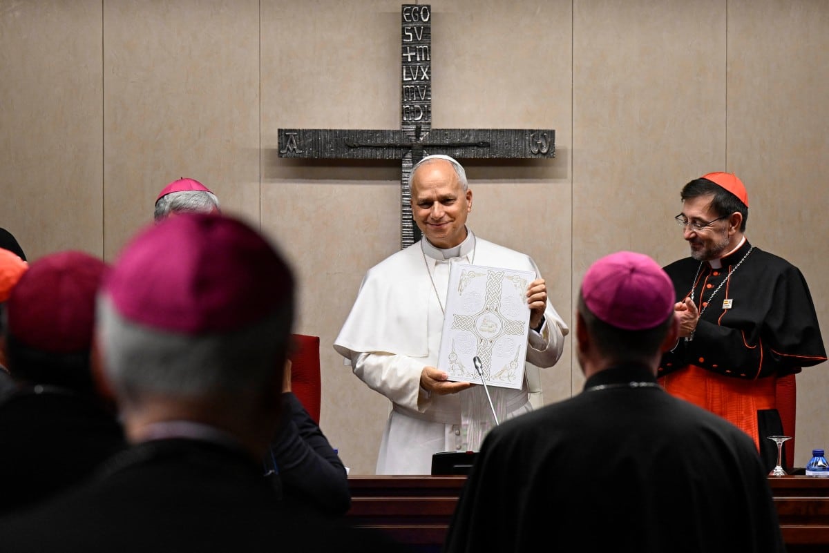 Esta fotografía, tomada y difundida el 8 de junio de 2026 por Vatican Media, muestra al papa León XIV durante una reunión con los obispos de España en la sede de la Conferencia Episcopal en Madrid, el 8 de junio de 2026.