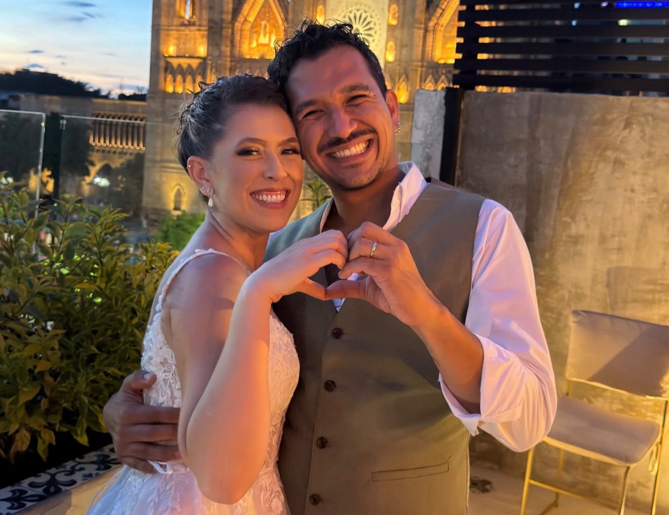 La comunicadora de Teletica Deportes y el músico Édgar Brenes sellaron su compromiso en la tierra donde comenzó su historia de amor.