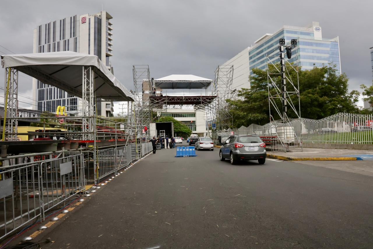 Trabajadores avanzan con el montaje de tarimas y graderías alrededor del Parque Metropolitano La Sabana como parte de los preparativos para el Festival de la Luz 2025 de San José. Foto del 12 de diciembre de 2025.