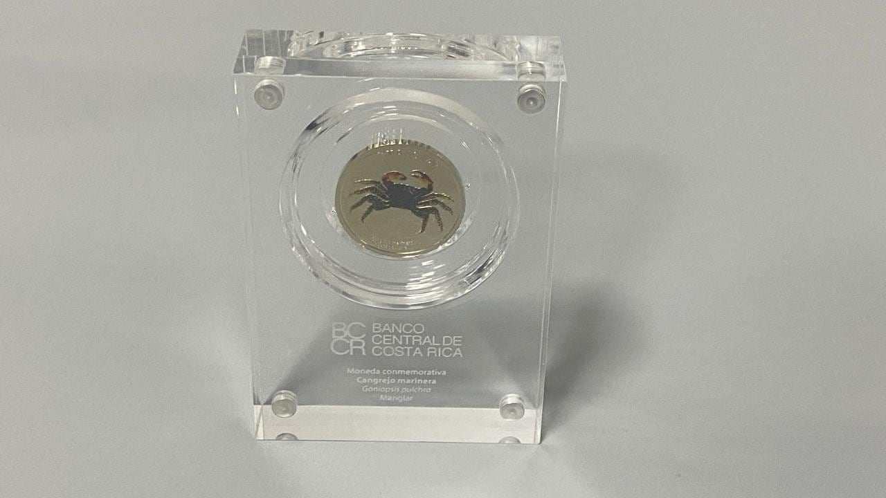 Moneda coleccionable de ¢50 del Banco Central de Costa Rica con la imagen del cangrejo marinera, representativa del ecosistema de manglar, parte de la serie Fauna de los Ecosistemas.