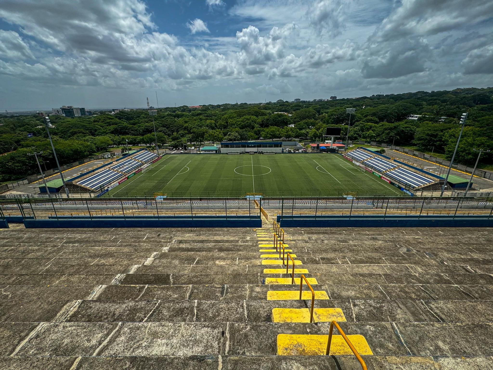 Este es el Estadio Nacional de Fútbol de Nicaragua, donde la Selección de Costa Rica abrirá la última parada de la eliminatoria mundialista.