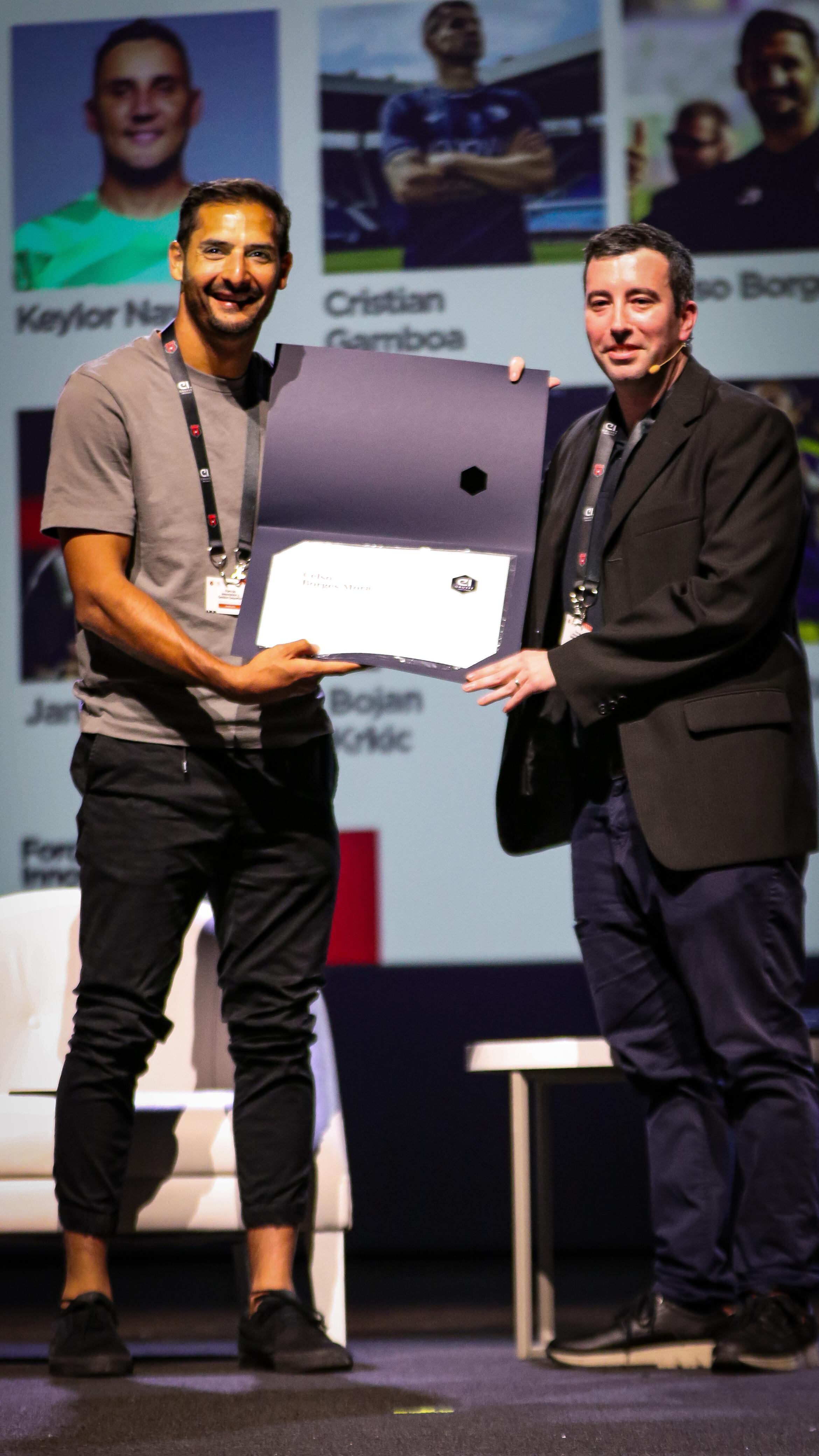 Román Pascual le entregó a Celso Borges el diploma del posgrado en gestión deportiva que el futbolista de Liga Deportiva Alajuelense consiguió hace unos años con el Johan Cruyff Institute.