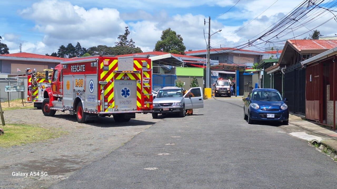 Al menos 15 estudiantes del Colegio de Dulce Nombre de Cartago sufrieron picaduras por abejas, el cuerpo de Bomberos atendió la emergencia.