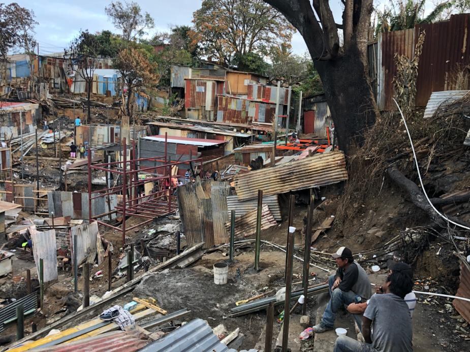 Con extensiones eléctricas extensas algunos desarrollan trabajos de soldadura para levantar con perling sus casas en la hondonada que se quemó. Foto: Cortesía.