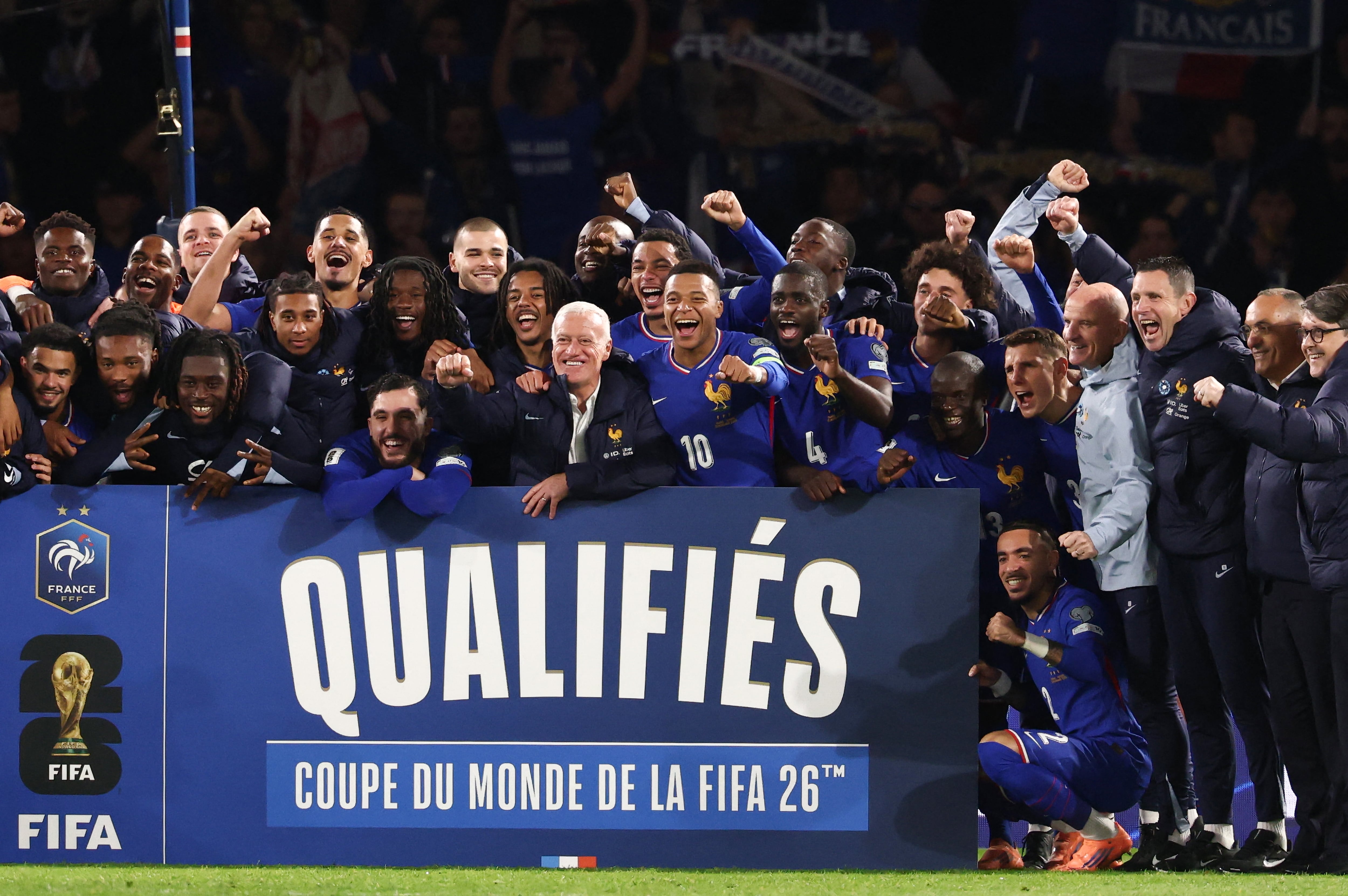 El entrenador Didier Deschamps y la estrella Kylian Mbappé encabezan el festejo de la Selección de Francia tras clasificar este jueves 13 de noviembre al Mundial 2026.