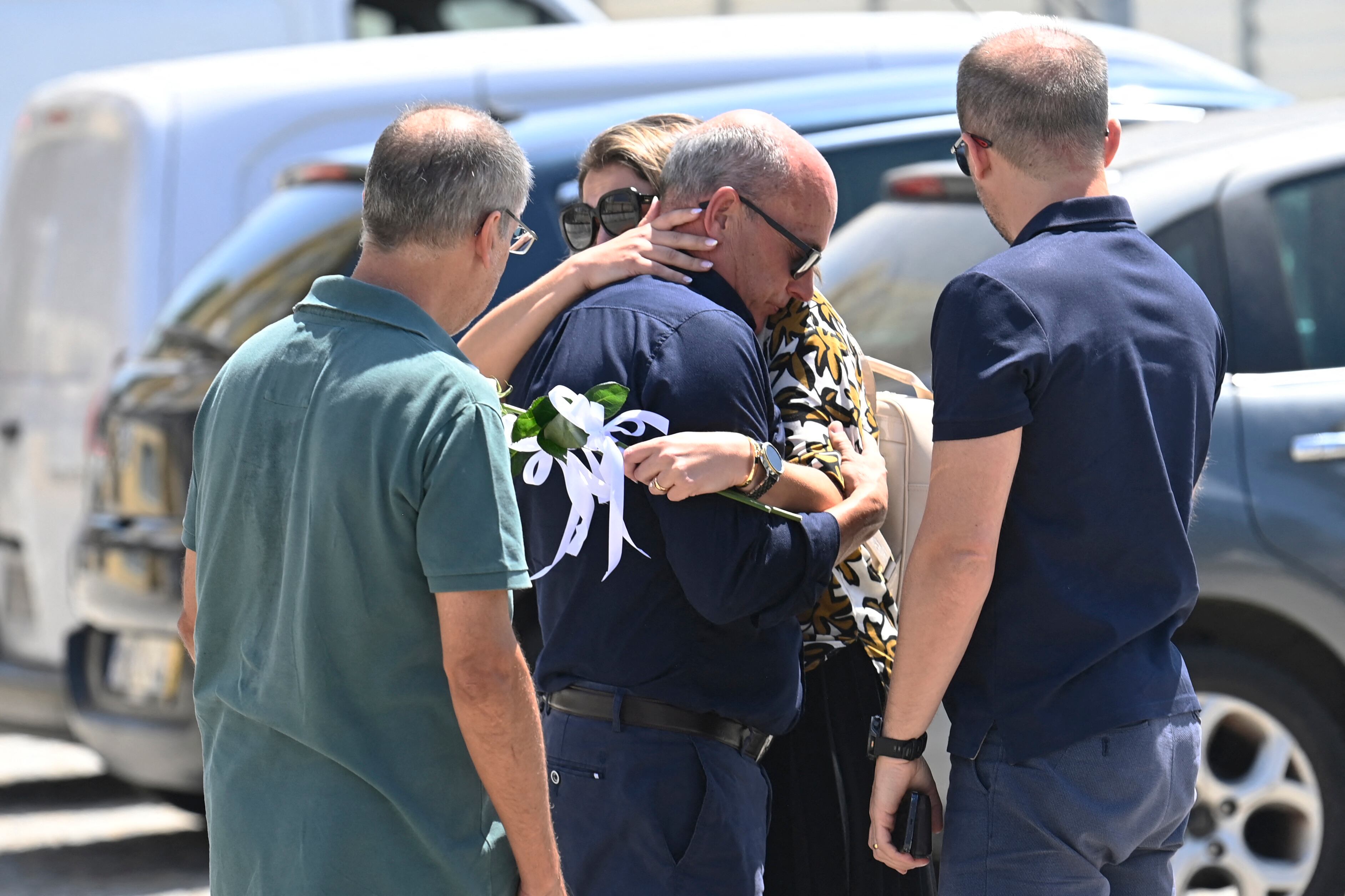 El papá de Diogo Jota es consolado afuera de la funeraria. AFP