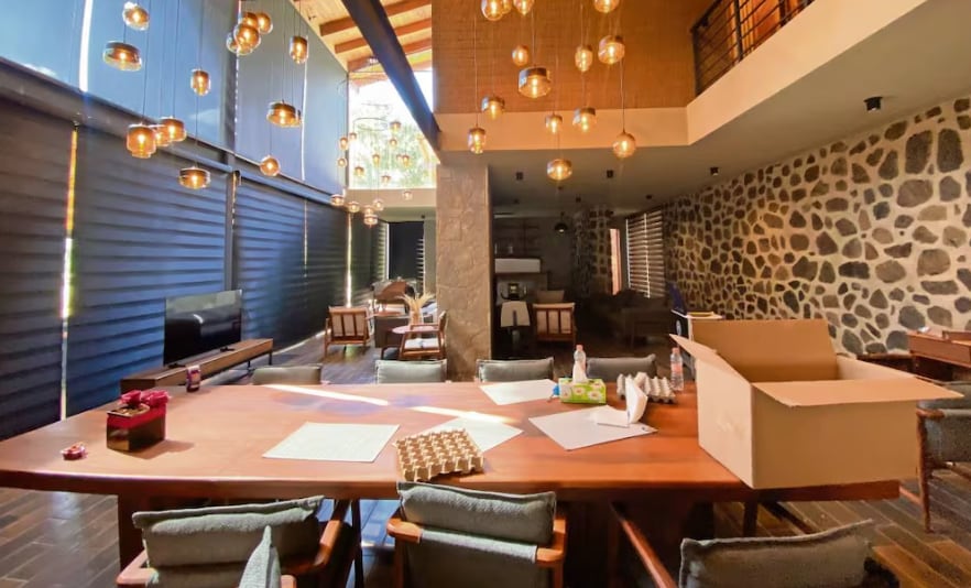 Así es por dentro la casa donde ´Mencho´descansaba, la chapa de la puerta principal de madera fue forzada por los militares para ingresar a la residencia de dos pisos Foto: Valente Rosas / EL UNIVERSAL