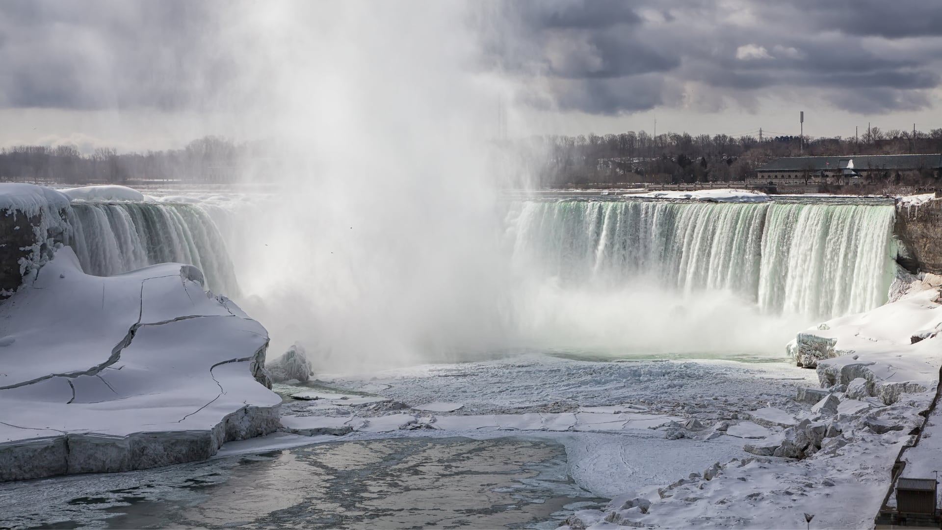Las cataratas del Niágara lucen congeladas por temperaturas bajo cero. No lo están. La ciencia explica por qué.