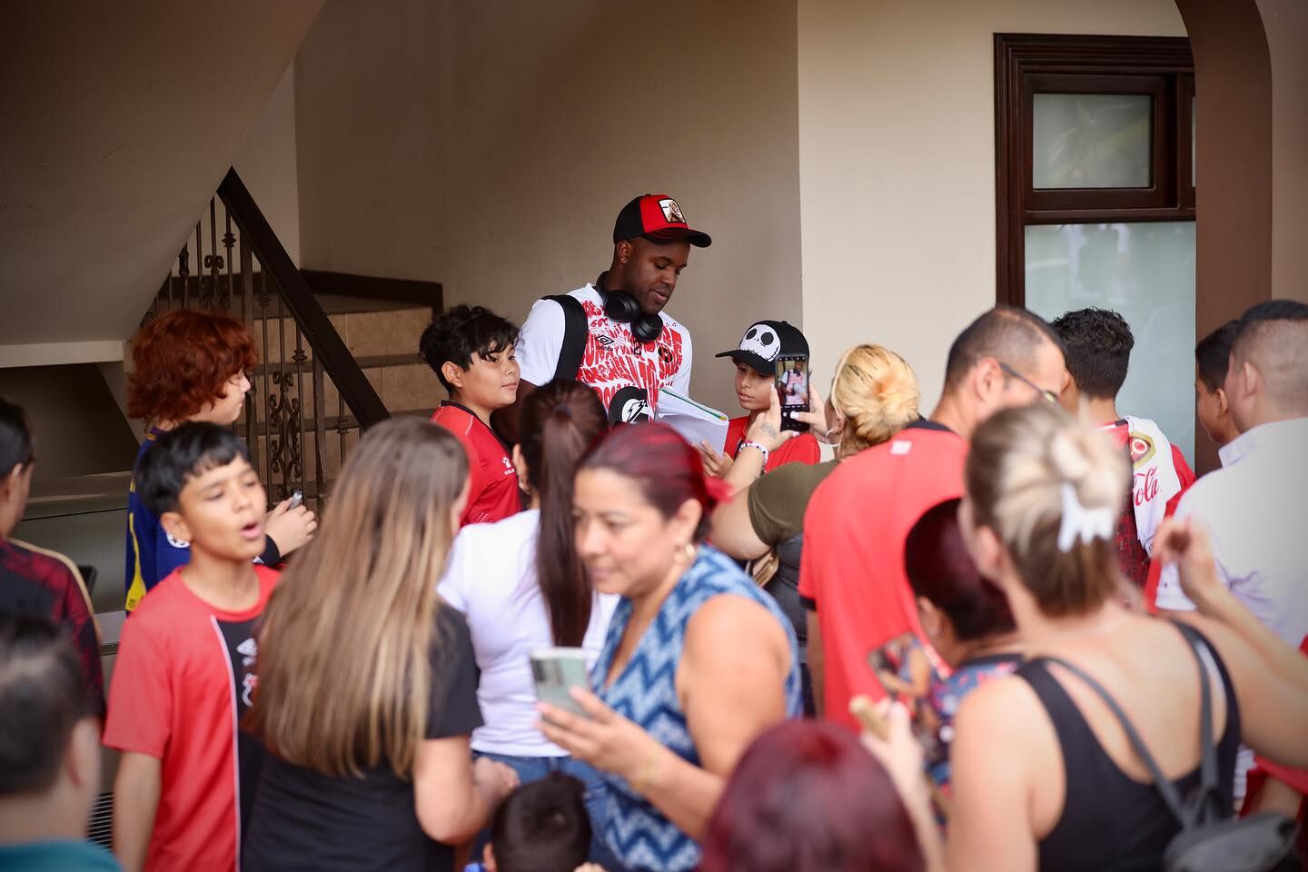 Joel Campbell compartió con aficionados en Guápiles antes del partido en el que Liga Deportiva Alajuelense derrotó a Santos y obtuvo su clasificación a semifinales.