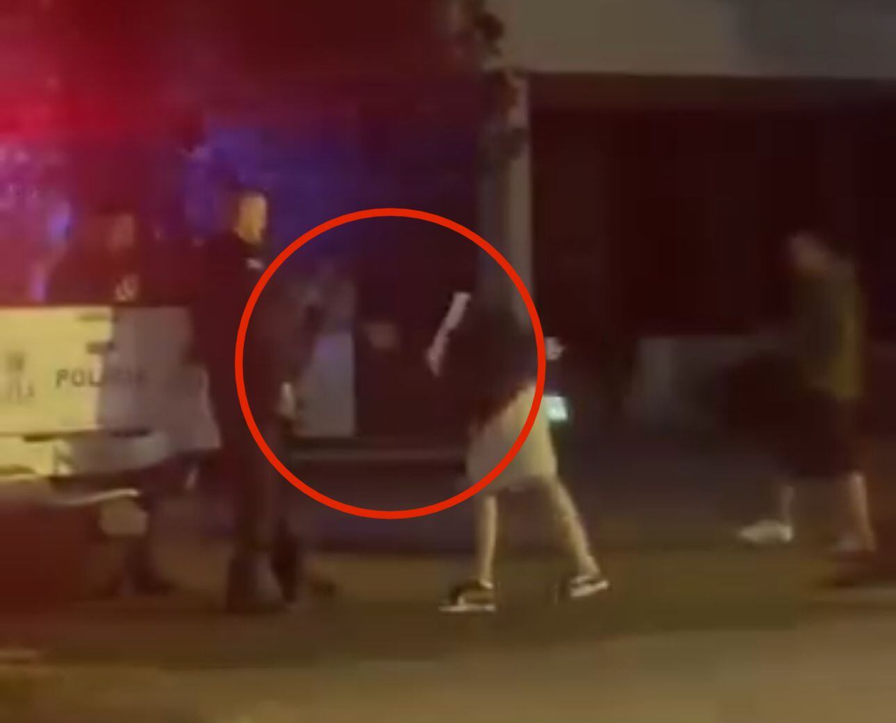 El hombre escupió a los oficiales de la Fuerza Pública cuando lo abordaron.