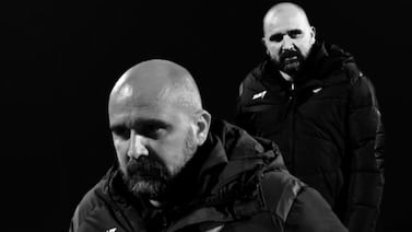 Desgarrador e impactante: Técnico se desploma en partido en Serbia y futbolistas se enteran de su muerte minutos después