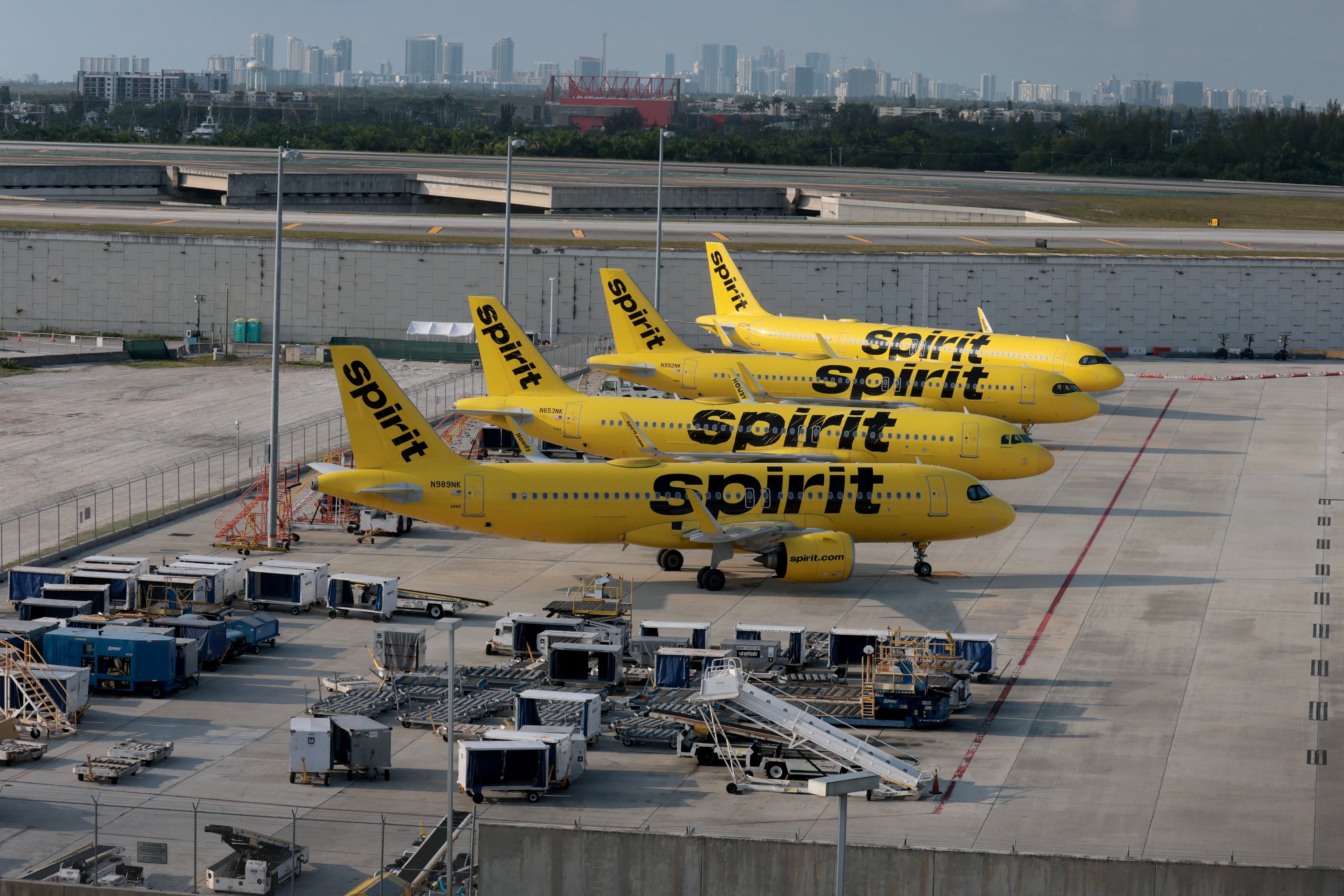 Aviones de Spirit Airlines permanecen estacionados en la pista del Aeropuerto Internacional de Fort Lauderdale-Hollywood tras el anuncio de cancelación de todos los vuelos y el inicio del proceso de cierre de operaciones por parte de Spirit Aviation Holdings Inc.