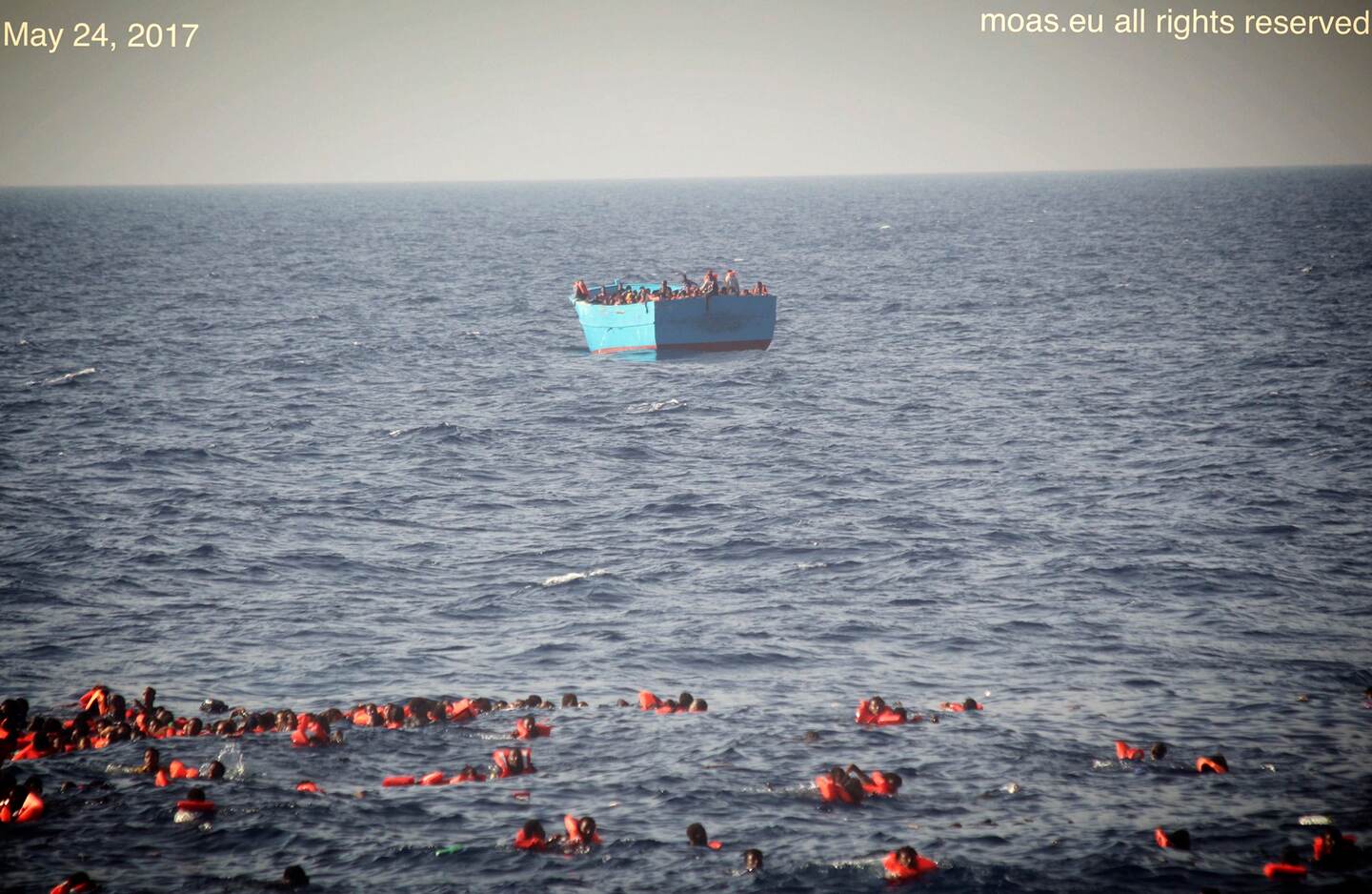 En mayo, decenas de migrantes con chalecos salvavidas flotaron en el mar Mediterráneo antes de ser rescatados.