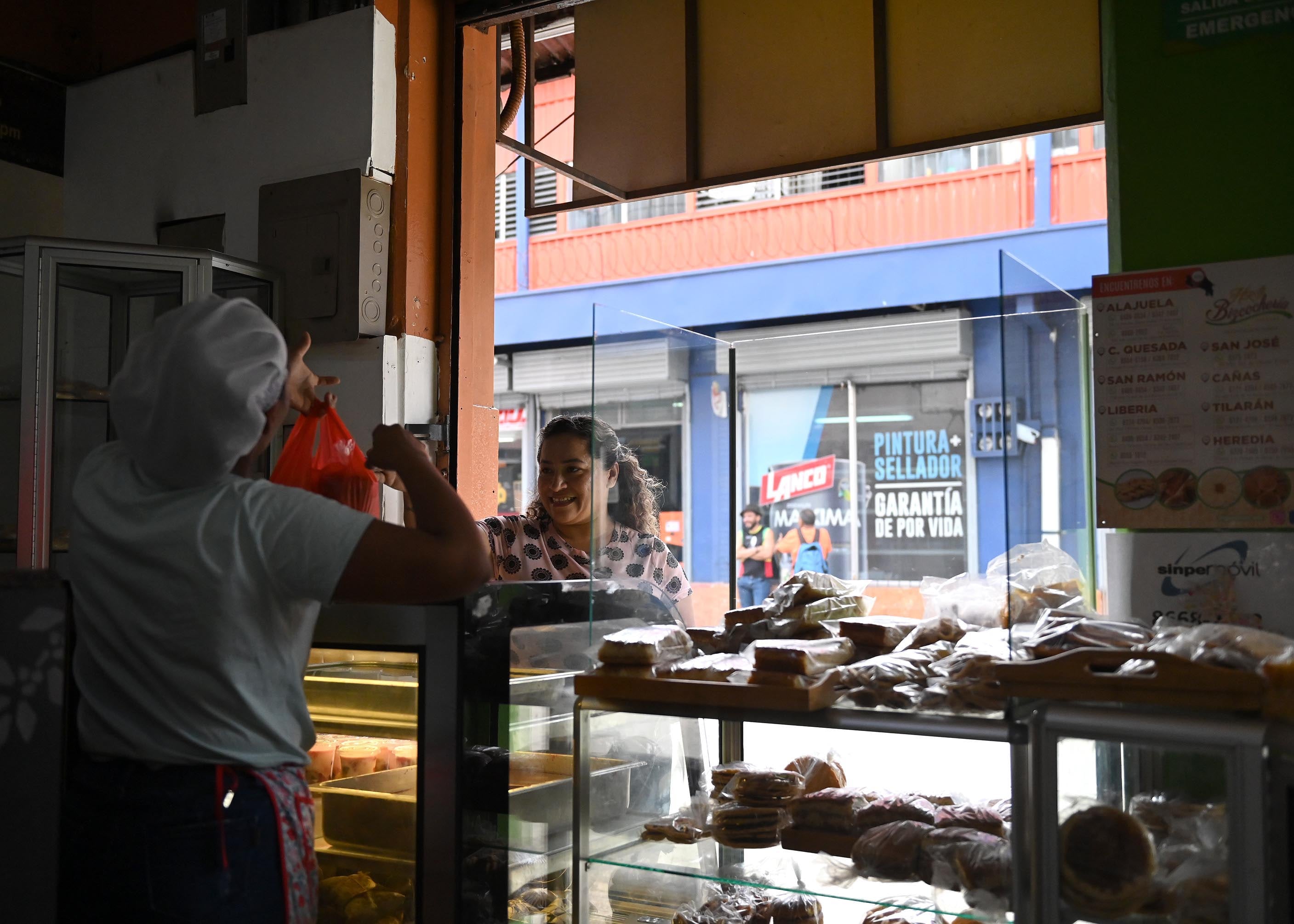 24 de marzo del 2025. San José. 10:00 hrs. Recorrido por comercios josefinos para documentar el nivel de insegiuridad que experimentan los propietarios ante la creciente ola de violencia, de robos e indigencia que afecta de forma directa sus negocios. En la foto: Ester Rodríguez de HR Biscochería. Foto: Albert Marín para la Nación.