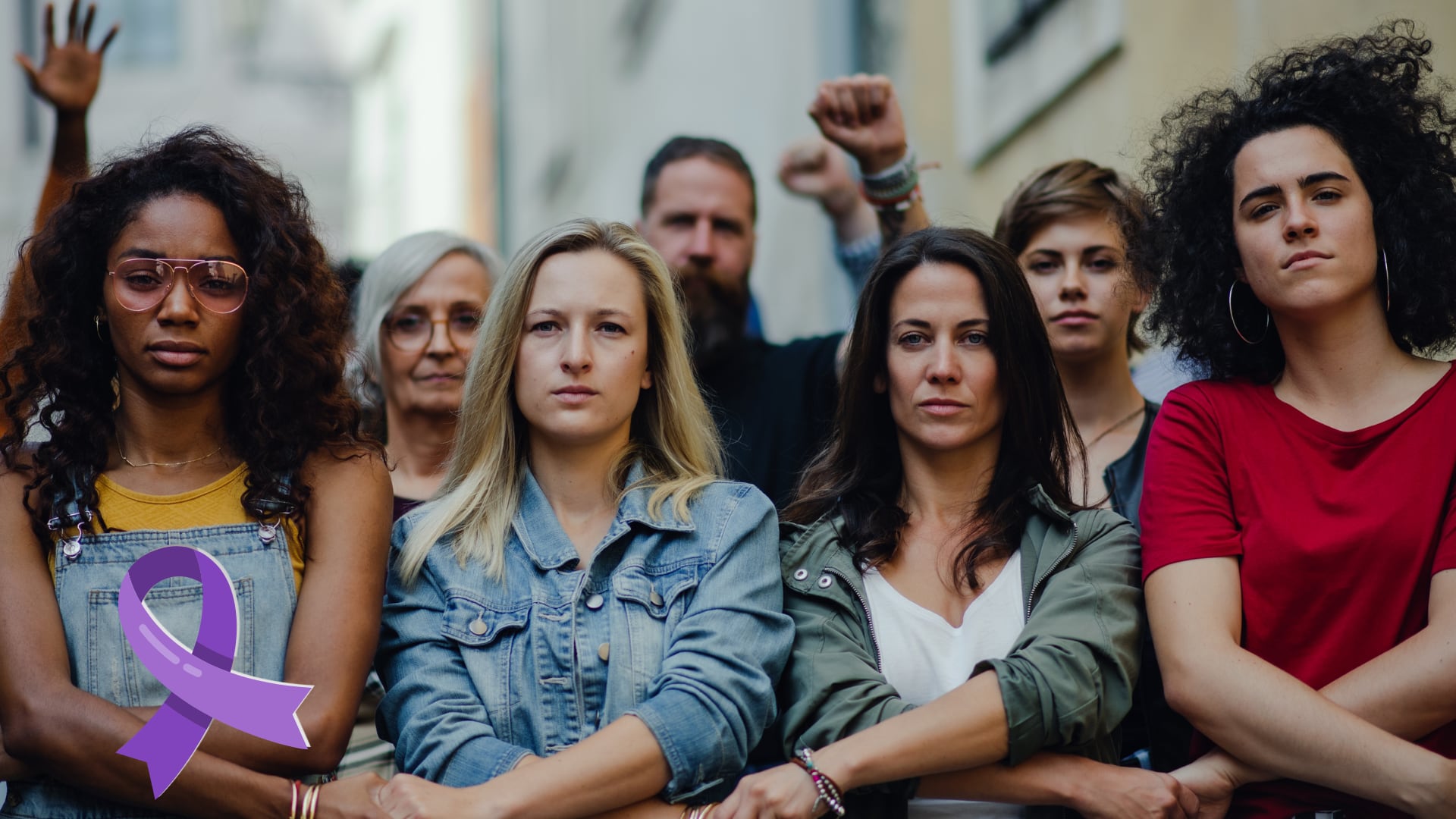 Grupo de mujeres marchando en una ciudad durante el Día Internacional de la Mujer, portando pancartas y vistiendo prendas moradas en señal de lucha feminista.