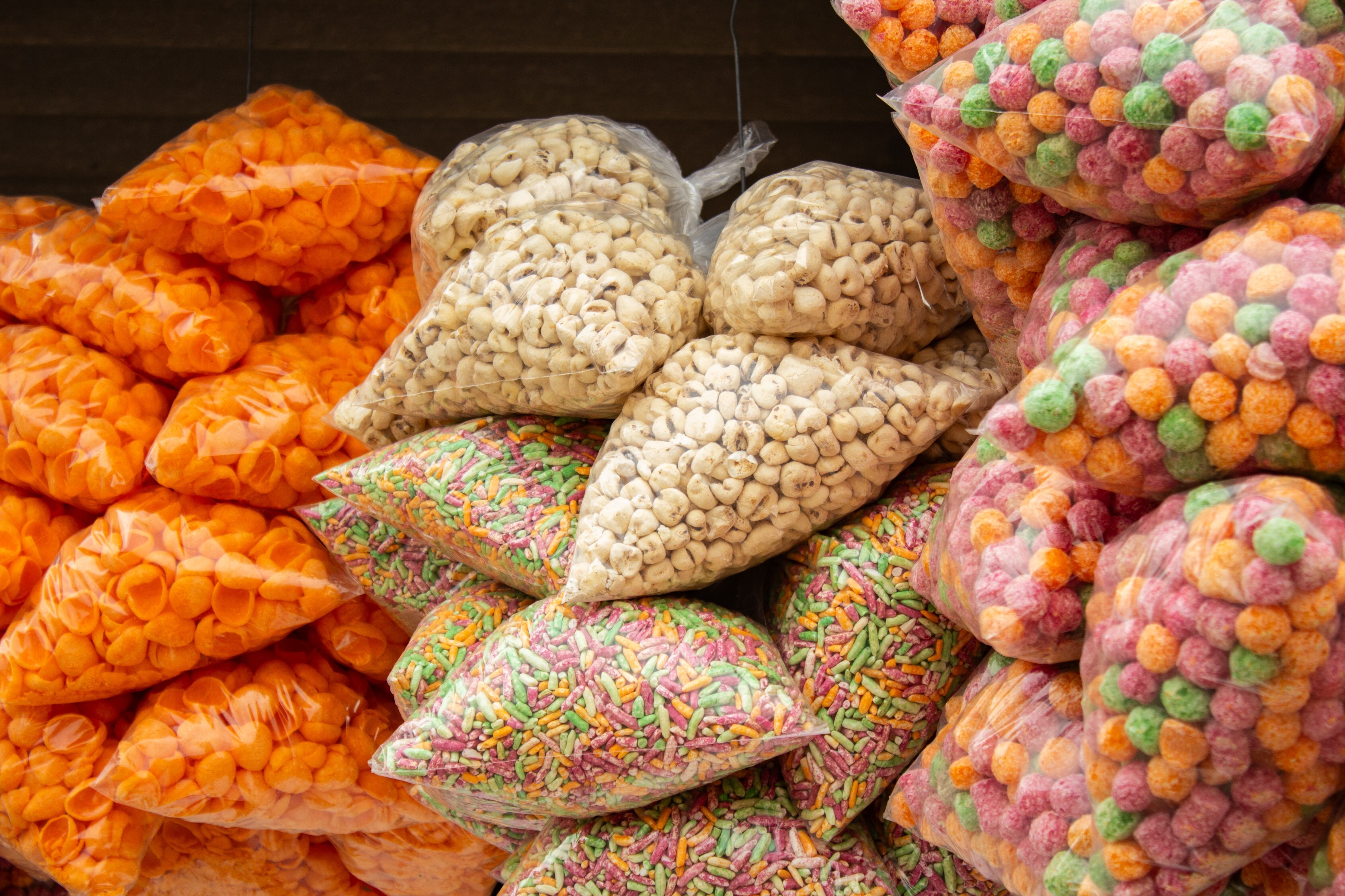 Varias bolsas de cereales, sin marcas.