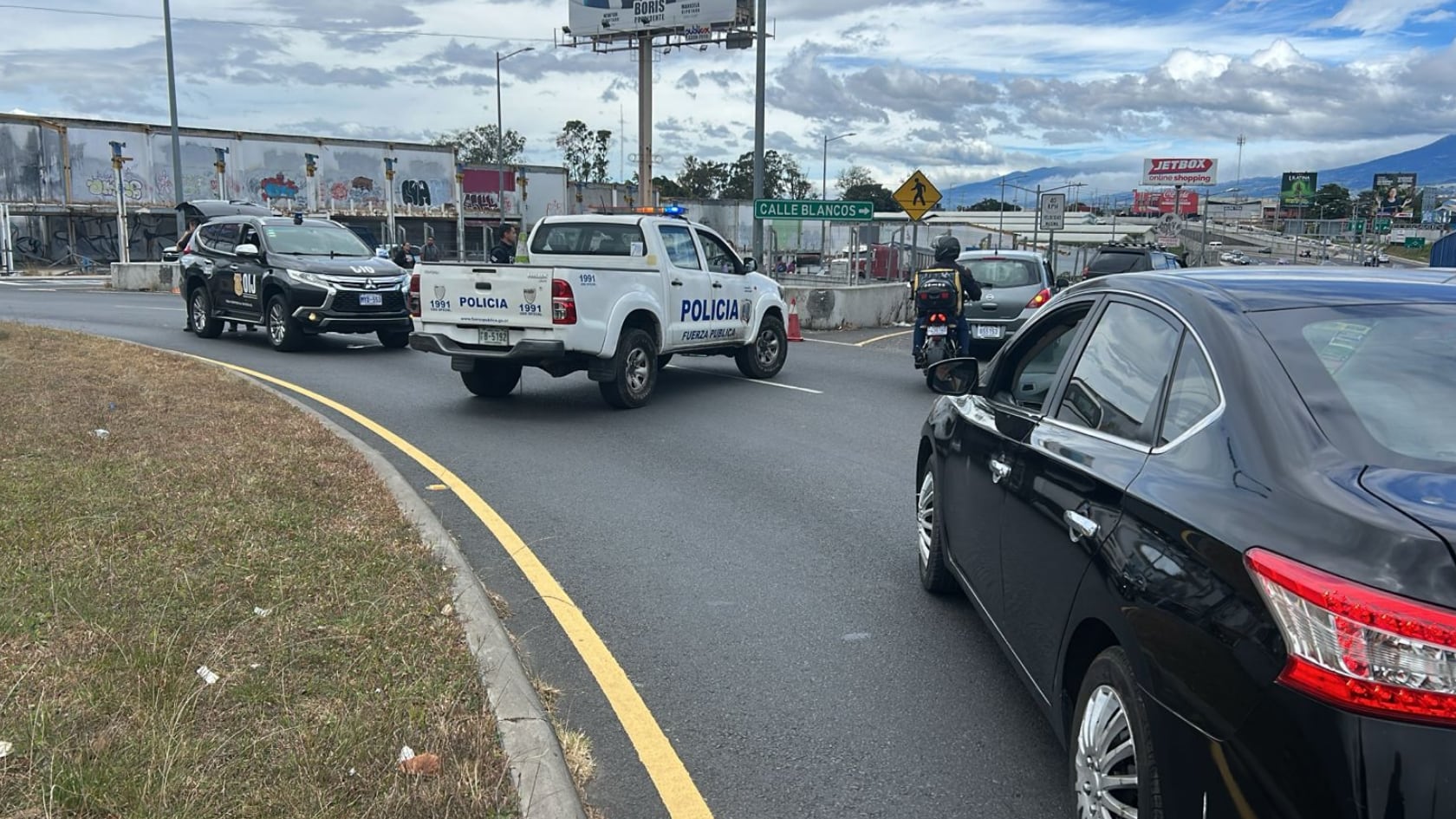 Una mujer fue herida por arma de fuego mientras viajaba en un vehículo en Guadalupe. El OIJ investiga el ataque y busca a los responsables.