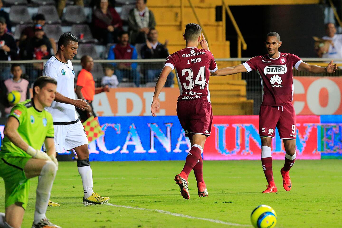28/03/2018 Estadio Ricardo Saprissa, Tibás. El Deportivo Saprissa recibió a la UCR, en partido de la Jornada 19 del Torneo de Clausura 2018. En la foto, Jonathan Moya volvió a anotar con la complicidad de Jerry Bengtson. Foto: Rafael Pacheco
