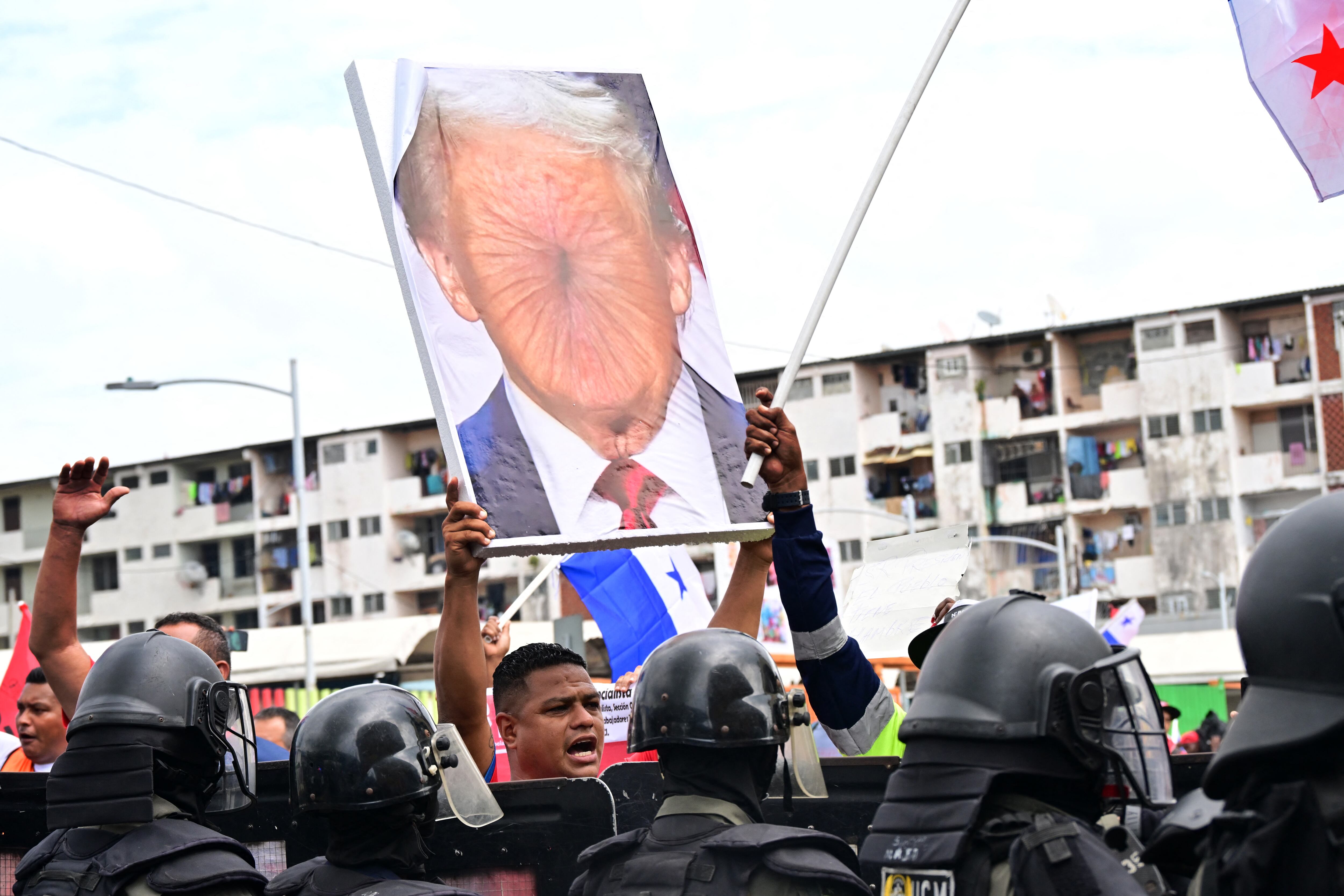 Handout picture released by Panama's Presidency showing Panama's President Jose Raul Mulino (L) holding a meeting with US Secretary of Defense Pete Hegseth at Las Garzas Presidential Palace in Panama City on April 8, 2025. Hegseth said Tuesday in Panama that Donald Trump's government "will not allow" China to "jeopardise" the operation of the interoceanic canal. (Photo by Handout / Panamanian Presidency / AFP) / RESTRICTED TO EDITORIAL USE - MANDATORY CREDIT "AFP PHOTO / PANAMA'S PRESIDENCY" - NO MARKETING NO ADVERTISING CAMPAIGNS - DISTRIBUTED AS A SERVICE TO CLIENTS