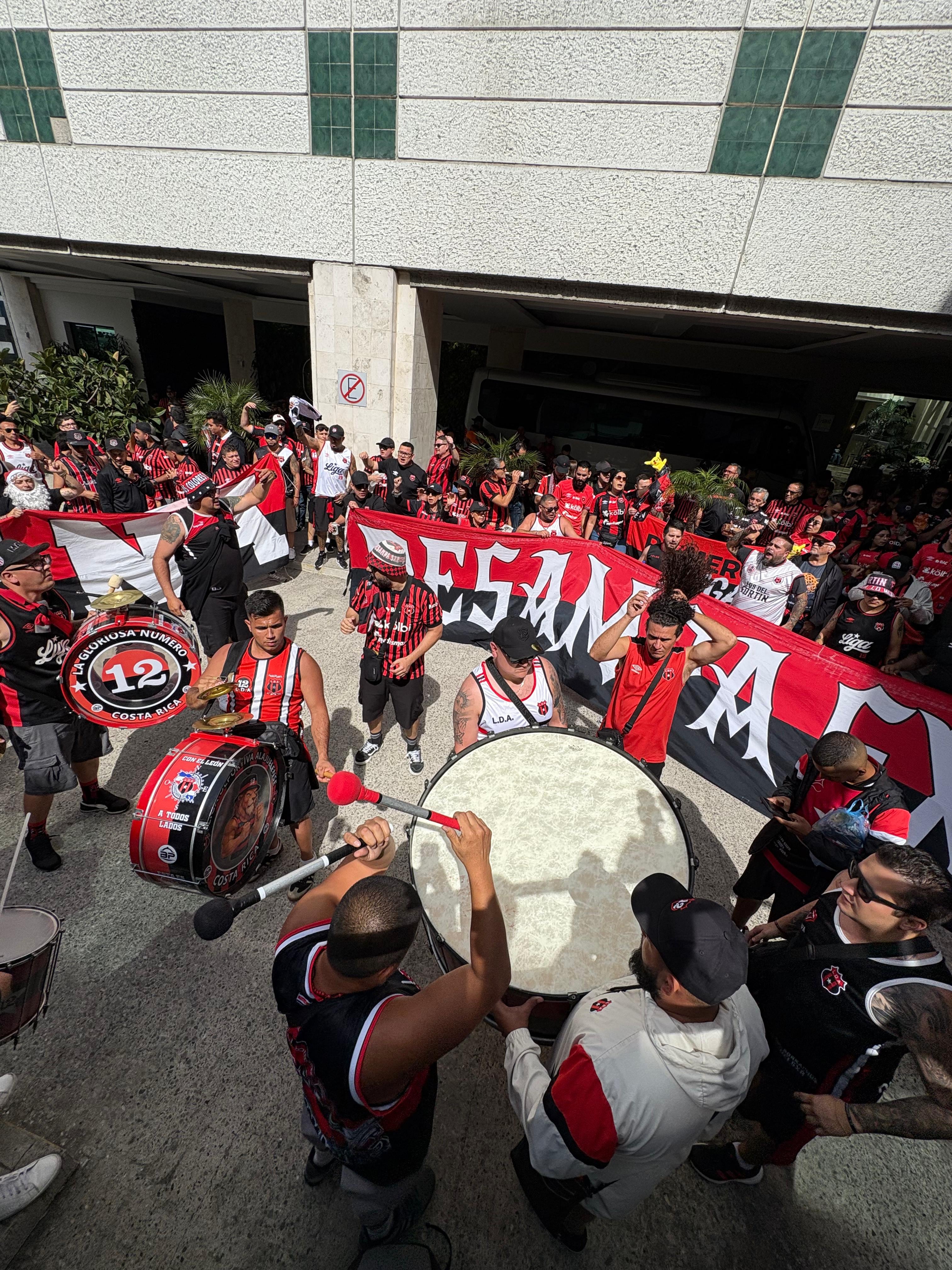 Muchos aficionados de Liga Deportiva Alajuelense fueron al hotel de concentración de los rojinegros antes de irse al Estadio Cementos Progreso, para la final de la Copa Centroamericana de Concacaf.