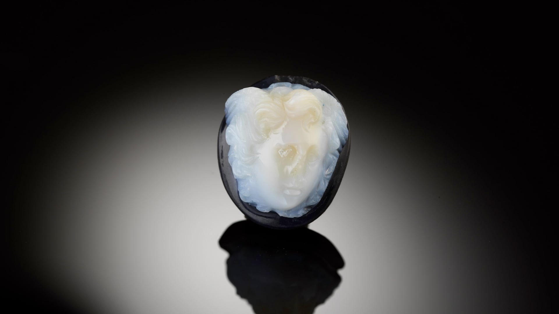 Hallan en Austria una joya romana con figura de Medusa que confirma actividad romana en Hallstatt hace 1.900 años.