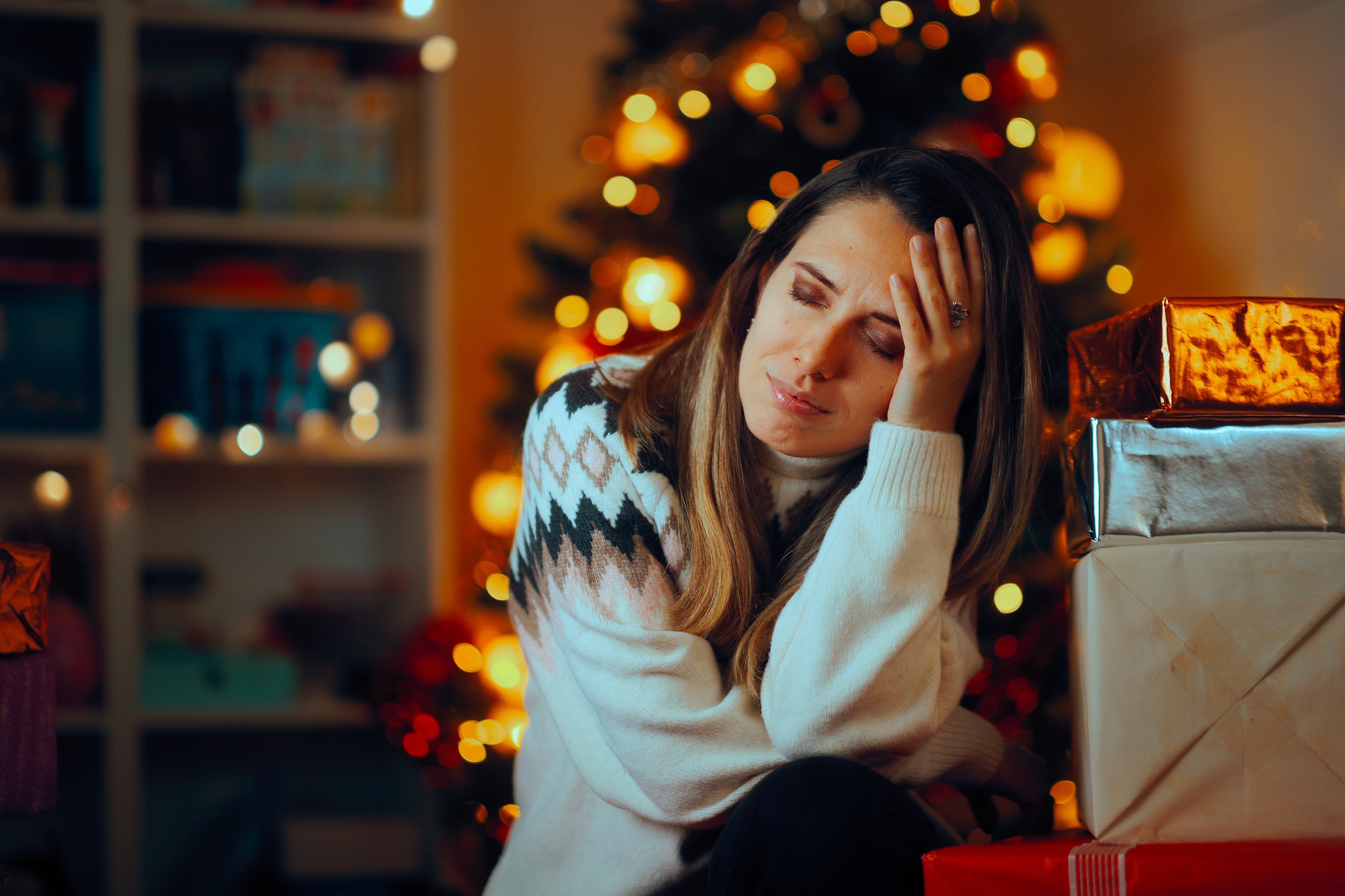 Sentir tristeza en Navidad, soledad, diciembre, depresión, mujer triste en Navidad