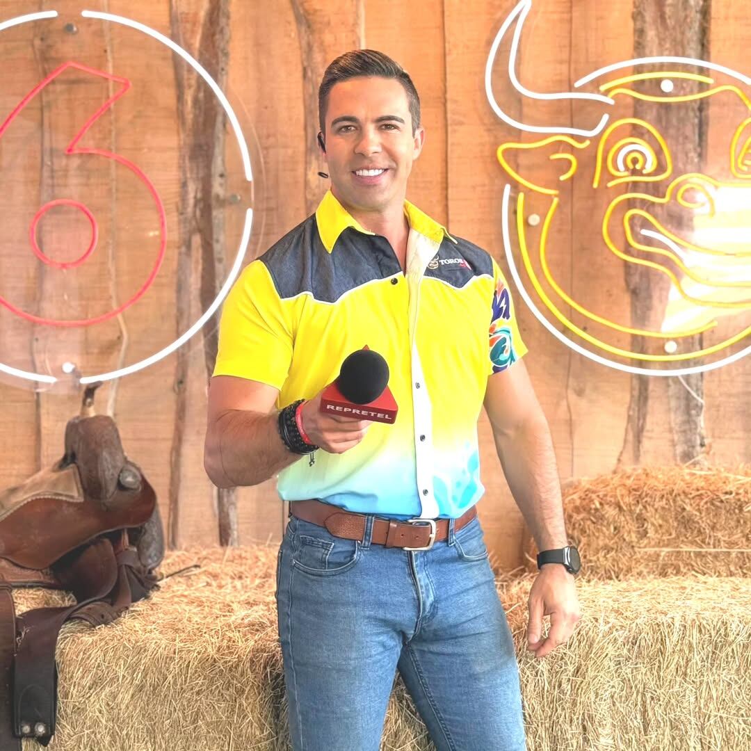 Imagen compuesta del presentador Ítalo Marenco vistiendo una camisa vaquera de color amarillo y sosteniendo un micrófono.