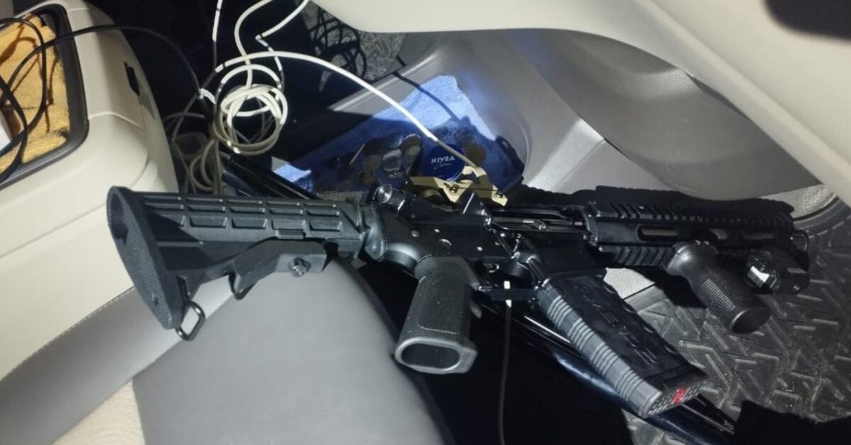 Los detenidos viajaban con un arma AR-15 dentro del vehículo.