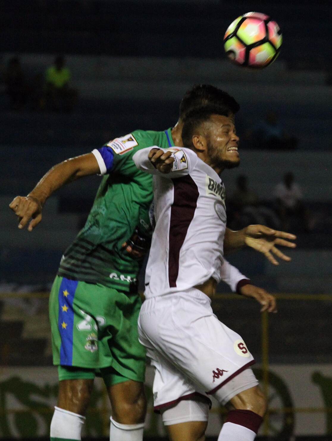 Rolando Blackburn marcado celosamente por un defensor del Dragón.