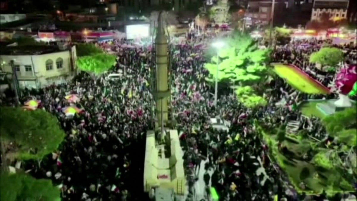 Esta captura de video tomada el 22 de abril de 2026, a partir de imágenes difundidas por Iran Press, muestra un misil iraní montado en un vehículo lanzador durante una manifestación progubernamental en Arak, en el centro de Irán, el 21 de abril de 2026.