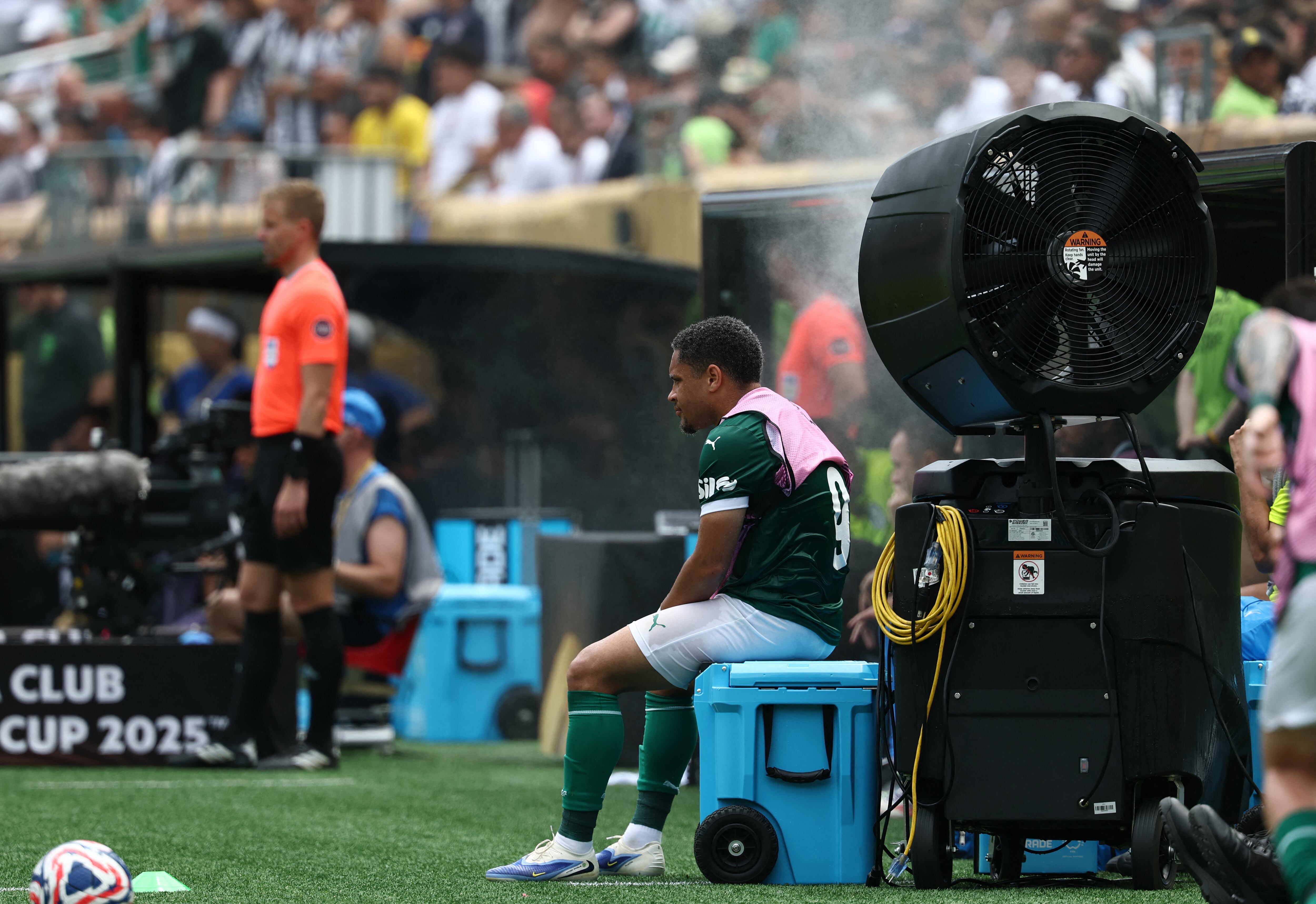 El delantero de Palmeiras Vitor Roque se refresca con un ventilador durante el compromiso ante Botafogo por el Mundial de Clubes.
