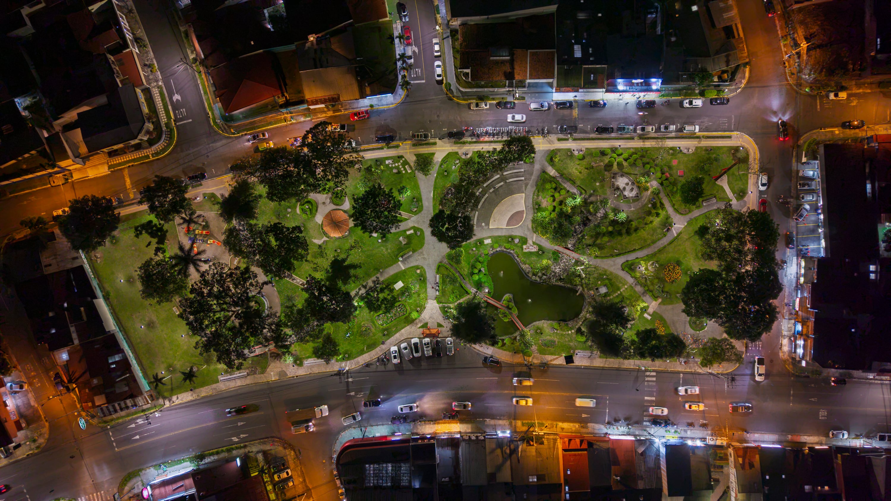 MATERIAL ECLUSIVO DE REVISTA DOMINICAL.
07/08/2026, San José, San Francisco de Dos Ríos, fotografías para ver como es el movimiento de las personas en el Parque Okayama durante la noches, despues de su remodelación.