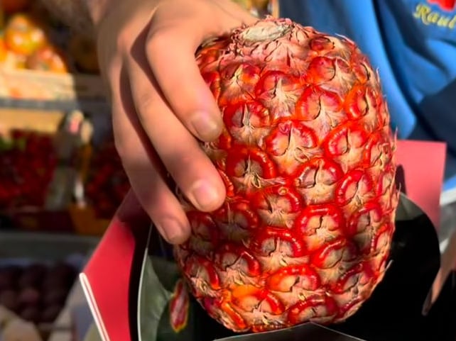 Piña Ruby Glow, de cáscara roja, producida en Costa Rica y valorada en 500 euros