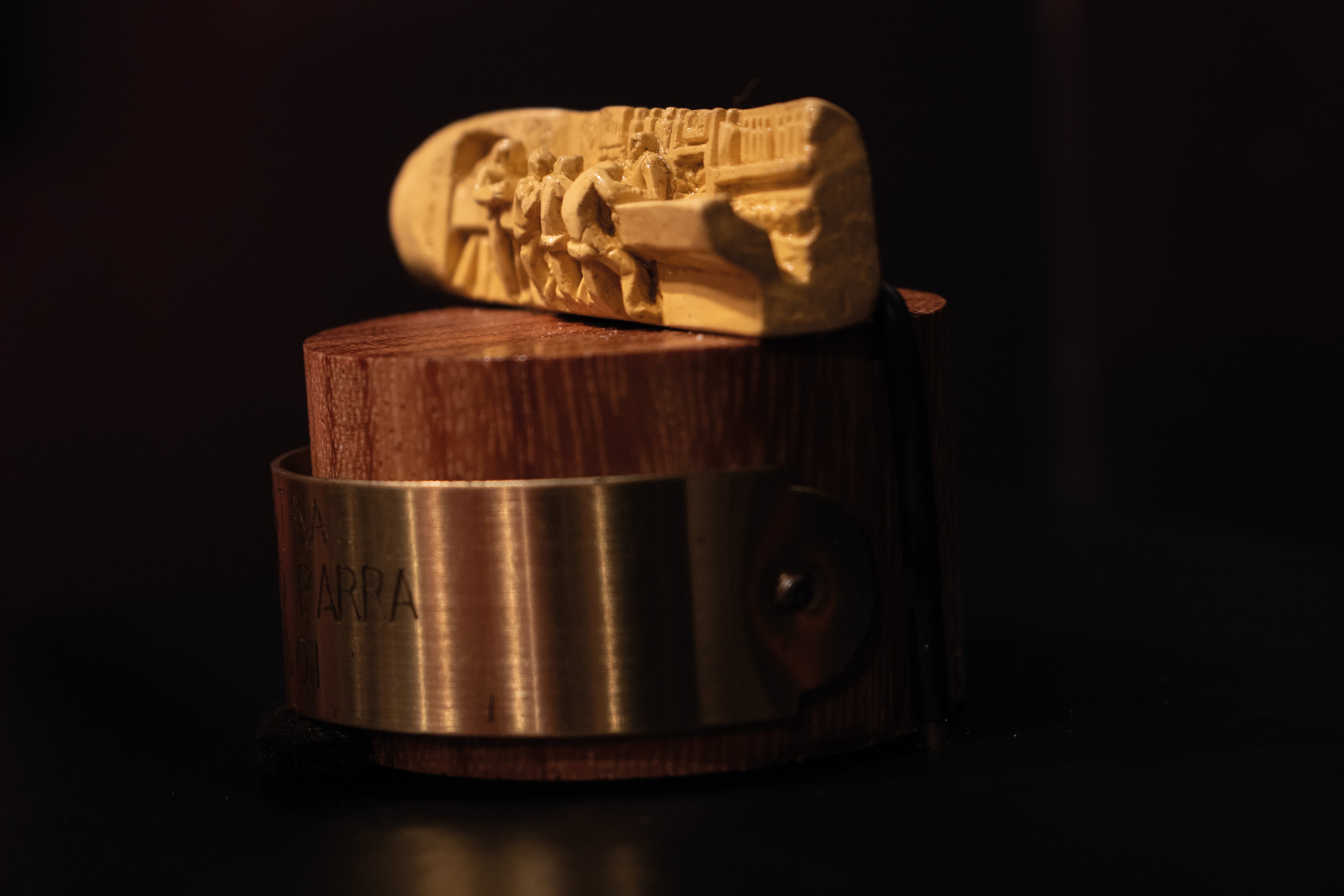 'La cantina' es una pequeña talla en madera en la colección del Museo del Jade, elaborada por Mario Parra.