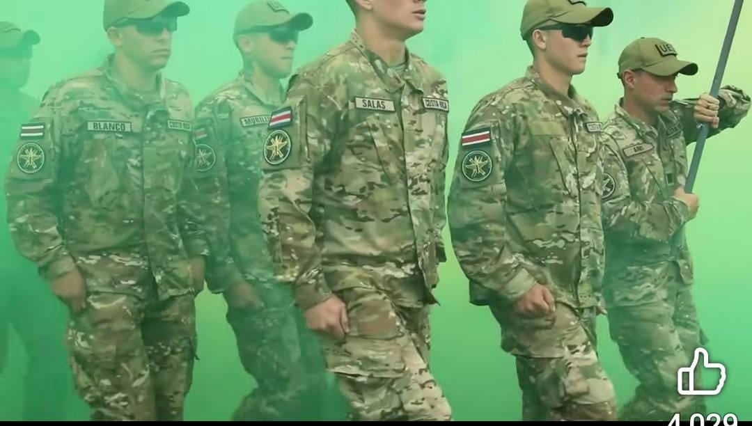 Fotograma del video difundido por el Departamento de Guerra de Estados Unidos que muestra la ceremonia de firma de la Declaración Conjunta de Seguridad de la Conferencia de las Américas contra los Carteles, celebrada los días 4 y 5 de marzo en Doral, Florida. En las imágenes aparecen el ministro de Seguridad Pública de Costa Rica, Mario Zamora, y oficiales con la bandera costarricense en los brazos.