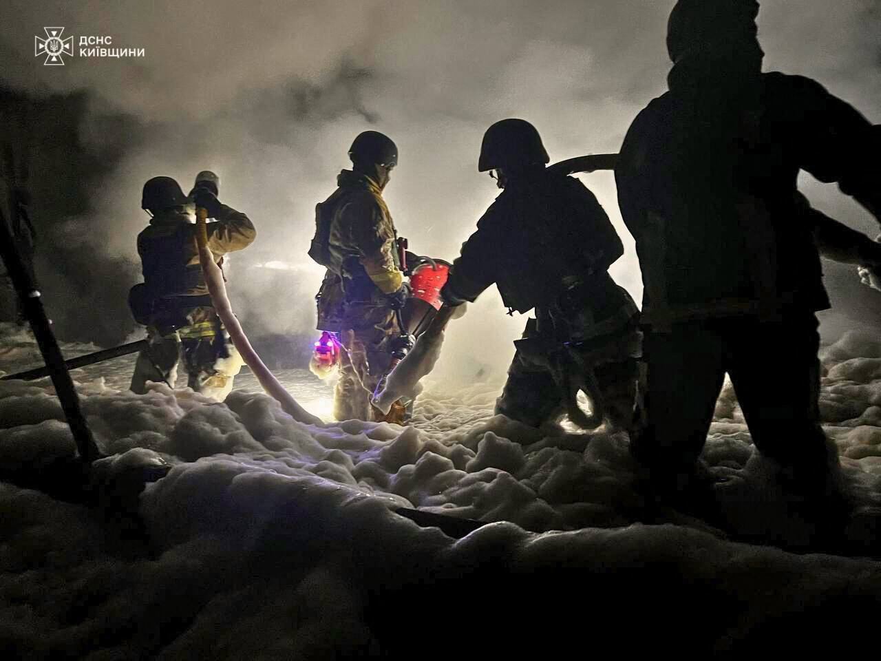 Humo y daños en varios edificios de Kiev tras la ofensiva aérea rusa que sacudió la capital ucraniana y dejó al menos seis fallecidos.