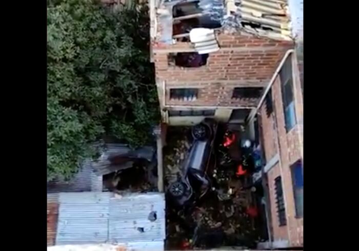 Mujer falleció tras caer en su auto de un sexto piso en la Clínica El Rosario, en Medellín.