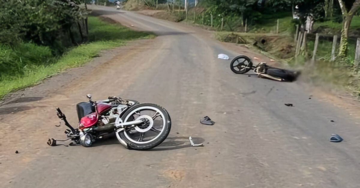 Un choque entre dos motocicletas dejó tres personas heridas de gravedad. En apariencia, las motos colisionaron de frente. (Foto: suministrada por Edgar Chinchilla, corresponsal GN)