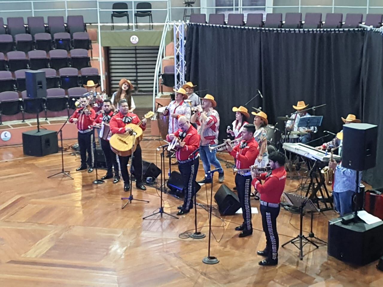Los Maestros es una nueva agrupación de música costarricense que cuenta en sus filas con 19 artistas de gran renombre en nuestro país.